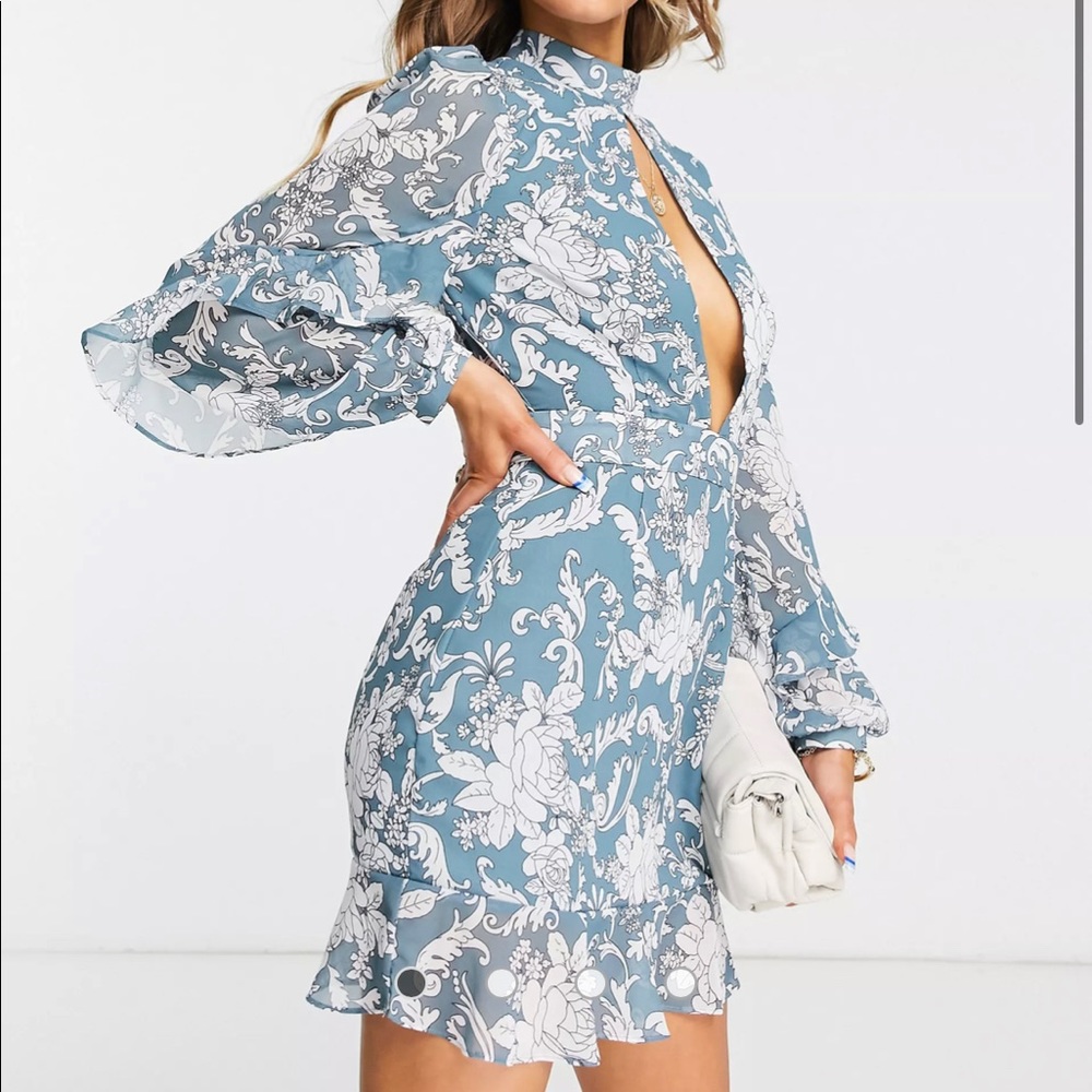 In The Style keyhole mini dress in ornate print